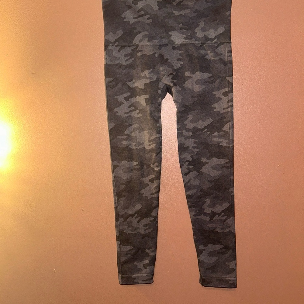 Spanx Leggings Womens Small Green Camo Look At Me Now Seamless High Rise Stretch - Picture 2 of 8
